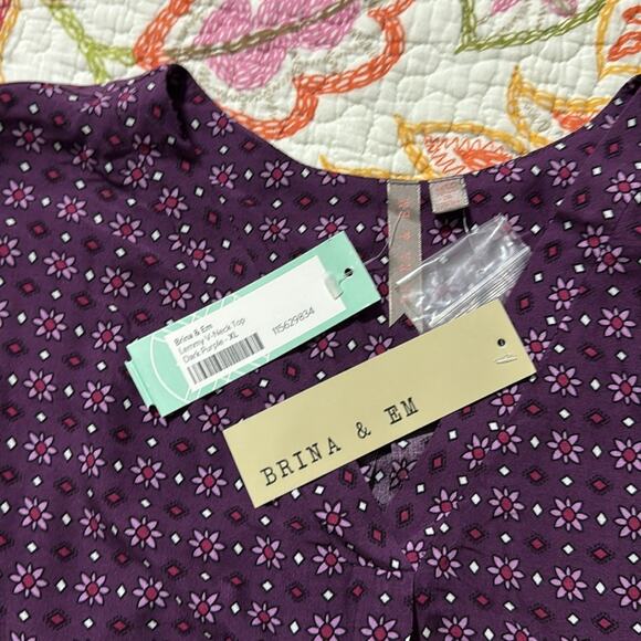 Brian & Em size XL Lemmy v-neck hi low top roll tab sleeves dark purple women’s - Picture 9 of 10